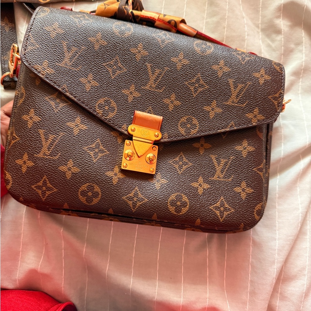 Louis Vuitton Pochette Métis Monogram Canvas Crossbody Bag
